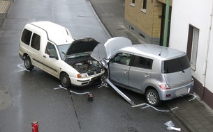 Polizei Düren: POL-DN: Mit Gegenverkehr zusammengestoßen