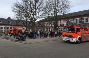 Feuerwehr Mülheim an der Ruhr: FW-MH: Schulgebäudebrand und Heimrauchmelder lösen zwei Brandeinsätze aus!