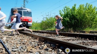 Bundespolizeidirektion München: Bundespolizeidirektion München: Kinder im Gleis - 
Triebfahrzeugführer konnte ein Erfassen nicht ausschließen