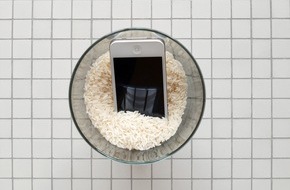assona GmbH: Schluss mit Smartphone-Reparatur-Mythen / Zahlreiche Tipps aus dem Internet zur Handy-Rettung bei einem Feuchtigkeitsschaden erweisen sich als ungeeignet (FOTO)