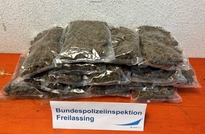 Bundespolizeidirektion München: Bundespolizeidirektion München: Bundespolizei Freilassing findet bei Grenzkontrollen knapp drei Kilo Marihuana im Reisebus