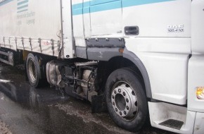 Polizei Düren: POL-DN: Sattelzug wurde von anderem Lkw gerammt