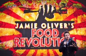 sixx: Schluss mit Fertigfraß! Starkoch Jamie Oliver ruft den dritten "Food Revolution Day" am 16. Mai 2014 aus / Premiere von "Jamie Oliver's Food Revolution" auf sixx (FOTO)