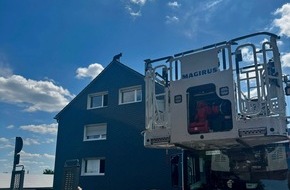 Feuerwehr Remscheid: FW-RS: Hund auf Hausdach sorgt für ungewöhnlichen Feuerwehreinsatz