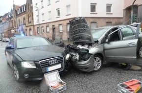 Polizeipräsidium Westpfalz: POL-PPWP: Unfall mit vier Verletzten - Zeugen gesucht!