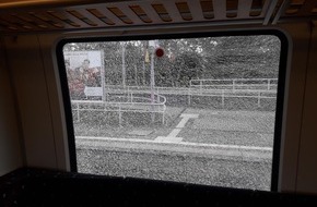 Bundespolizeiinspektion Magdeburg: BPOLI MD: Zersplitterte Zugscheibe - Bisher unbekannte Täter werfen Stein auf Regionalbahn