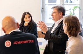 Johanniter Unfall Hilfe e.V.: Besuch der Integrationsbeauftragten der Bundesregierung in Johanniter-Sprachcafé / Staatsministerin Reem Alabali-Radovan besucht Integrationsprojekt Ehrenamt vereint! in Berlin