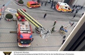 Feuerwehr M&uuml;nchen: FW-M: Gro&szlig;e Technik vor dem Spielzeugmuseum (Altstadt)