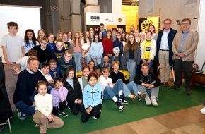 Erzbistum Paderborn: Schülerinnen und Schüler präsentieren Kunst zur EM in der BVB-Gründerkirche - Projekt von Mallinckrodt-Gymnasium und Oesterholz-Grundschule