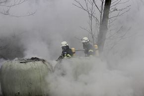 FW-WRN: Heuballen brennen im Bellingholz