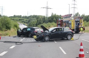 Polizei Mettmann: POL-ME: Hoher Sachschaden nach Verkehrsunfall - Mettmann - 2207086