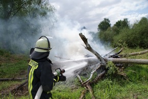 FW-AR: Arnsberger Feuerwehr löscht Flächenbrände an der Ruhr in Hüsten