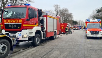 Kreisfeuerwehrverband Rendsburg-Eckernförde: FW-RD: Trockeneis löst größeren Feuerwehreinsatz an der A7 aus