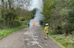Feuerwehr Mülheim an der Ruhr: FW-MH: Brennender Pickup auf der Bissigheimer Straße - Fahrzeug vollständig ausgebrannt