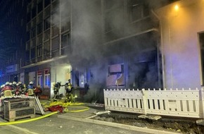 Feuerwehr Essen: FW-E: Kellerbrand in leerstehendem Geb&auml;ude in der Essener Innenstadt - vier Personen mit Brandfluchthauben gerettet