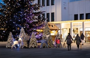 OUTLETCITY METZINGEN: ZAUBERHAFTES WINTERKONZEPT MIT ZAHLREICHEN GLANZLICHTERN  IN DER OULETCITY METZINGEN