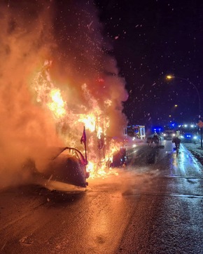 FW-DT: Brennendes Räum- / Streufahrzeug auf der Bielefelder Straße