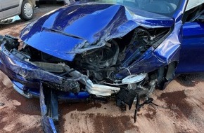 Polizei Duisburg: POL-DU: Vierlinden: BMW kommt von der Fahrbahn ab - Kollision mit mehreren Fahrzeugen