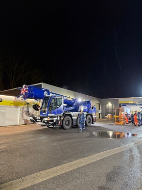 FW-EN: Feuerwehr und THW beseitigen umgestürzten Baum an Wohn- und Geschäftsgebäude