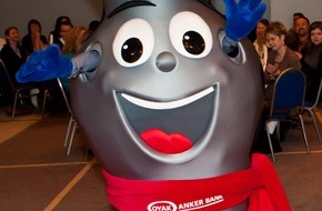 OYAK ANKER Bank GmbH: "Nah bei den Menschen" / OYAK ANKER Bank wieder beim Internationalen Kinderfest in Berlin dabei / Maskottchen "Bembelino", Fotoaktion und andere kleine Überraschungen (BILD)