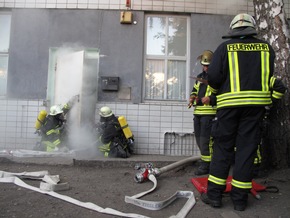 FW-AR: &quot;Die Sicherheit der Asylsuchenden hat für uns oberste Priorität.&quot; - Arnsberger Feuerwehr übt den Ernstfall in Neheimer Asylbewerberunterkunft