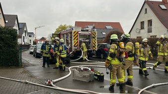 FW Weinheim: Realit&auml;tsnahe Einsatz&uuml;bung in L&uuml;tzelsachsen. Feuerwehr trainiert Brandeinsatz in Mehrparteienhaus