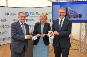 Polizeipräsidium Recklinghausen: POL-RE: Kreis Recklinghausen/Bottrop: Neubau am Polizeipräsidium Recklinghausen eingeweiht - Neueste Technik, moderne Ausstattung, mehr Platz, höhere Sicherheitsstandards