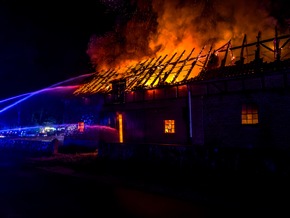 FW Lüchow-Dannenberg: +++ Nächtlicher Großeinsatz in Lüchow-Dannenberg +++ Feuer zerstört landwirtschaftliches Gebäude +++ Feuerwehr verhindert Ausbreitung +++ Person verletzt +++