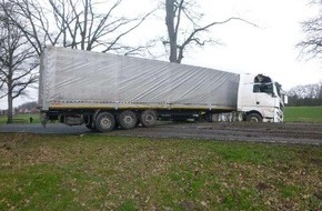 Polizeiinspektion Lüneburg/Lüchow-Dannenberg/Uelzen: POL-LG: ++ Zusammenstoß zwischen Sattelzug und Traktor ++ Verkehrsunfall mit Flucht - Zeugen gesucht ++
