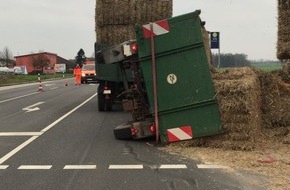 Polizeiinspektion Nienburg / Schaumburg: POL-NI: Stadthagen-Anhänger mit Stroh umgekippt