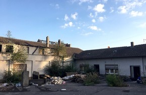Feuerwehr Essen: FW-E: Dachstuhlbrand in leer stehendem Gebäude, keine Verletzten