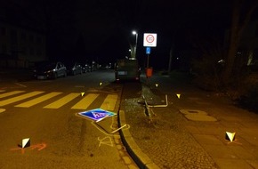 Polizei Bochum: POL-BO: Bochum / Unfallflucht in der Innenstadt: Auto fährt Verkehrszeichen um - Polizei sucht Zeugen!
