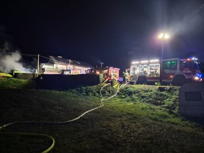 FW-OE: Gartenlaubenbrand in Obervalbert - Feuerwehr verhindert Ausbreitung auf Dachstuhl eines Wohnhauses