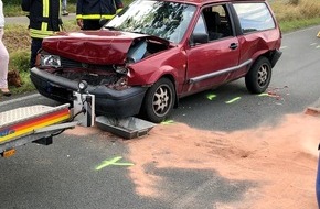 Freiwillige Feuerwehr Lügde: FW Lügde: Feuerwehr beseitigt Betriebsstoffe nach Verkehrsunfall