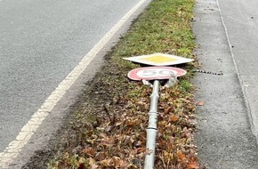 Polizei Bielefeld: POL-BI: Kennzeichen bleibt an Unfallstelle zurück