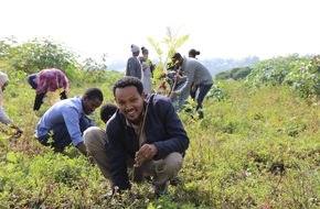 Stiftung Menschen für Menschen: Stiftung Menschen für Menschen trägt zu neuem Rekord bei: Äthiopien pflanzt 500 Millionen Baumsetzlinge an einem Tag