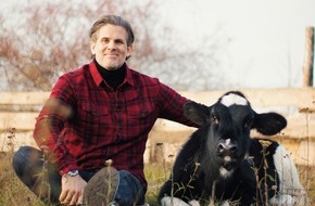 PETA Deutschland e.V.: Schauspieler Steffen Groth im Dialog mit einem jungen Rind: neuer PETA-Spot wirbt für veganes Leben