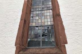 Polizeidirektion Landau: POL-PDLD: Kirchenfenster beschädigt