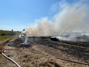 FW-SE: Schlepper und Ballenpresse brennen komplett aus