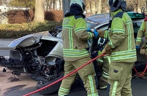 Feuerwehr Dresden: FW Dresden: Verkehrsunfall - Feuerwehr befreit eingeklemmten Fahrer