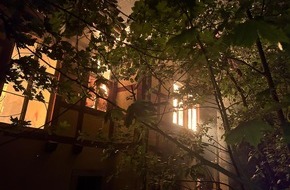 Feuerwehr Dresden: FW Dresden: Einsatzreiche Nacht für die Feuerwehr Dresden - Großbrand in Loschwitz
