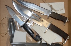 Polizeidirektion Göttingen: POL-GOE: (1461/2008) Nach versuchtem Totschlag und versuchter schwerer Brandstiftung durch Rechtsextremisten verbotene Schuss- und Kriegswaffen beschlagnahmt - Nachtrag zur Meldung Nr. 1459/2008 - Fotos im Download