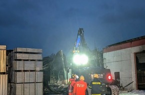 Freiwillige Feuerwehr Kamen: FW Kamen: Lagerhallenbrand in Kamen