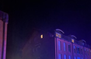 Feuerwehr Paderborn: FW Paderborn: Brand mehrerer M&uuml;llcontainer direkt am Wohngeb&auml;ude