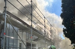Feuerwehr Essen: FW-E: Lagerhalle durch Dacharbeiten in Vollbrand - keine Verletzten