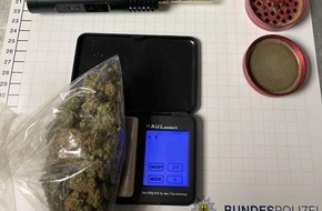 Bundespolizeidirektion Sankt Augustin: BPOL NRW: 27-Jähriger mit Drogen und Zubehör - Bundespolizei beweist guten Riecher