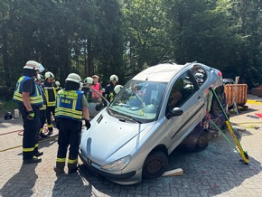 FW-AUR: Feuerwehr und Rettungsdienst trainieren komplexe Unfallszenarien