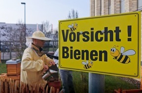 Polizeipräsidium Mittelhessen - Pressestelle Gießen: POL-GI: Mittelhessische Polizei unterstützt die Kampagne "bienenfreundliches Hessen" - Blaulichthonig wird auf Gelände in Gießen geerntet