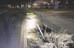 Polizei Minden-Lübbecke: POL-MI: Seat-Fahrer überfährt Verkehrsinsel und flüchtet