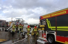 Feuerwehr Bremerhaven: FW Bremerhaven: Schiff droht zu sinken, Feuerwehr Bremerhaven im Einsatz im Geestevorhafen